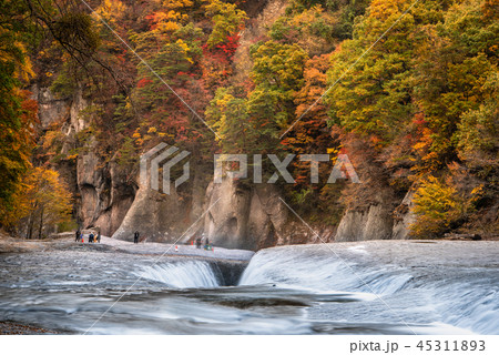 吹割の滝 紅葉の写真素材