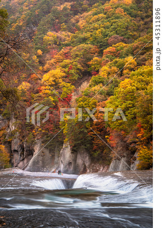 吹割の滝 紅葉の写真素材