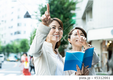 観光を楽しむ親子 観光を楽しむ親子 45312661