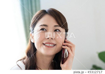 スマホで通話する女性女性 スマホで通話する女性女性 45312717