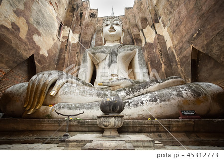 The big Buddha Phra Achana in Wat Si Chum The big Buddha Phra Achana in Wat Si Chum 45312773