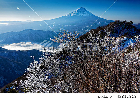 御坂山地・鬼ヶ岳の樹氷と富士山 45312818