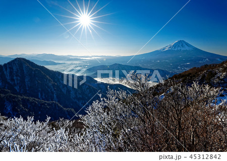 御坂山地・鬼ヶ岳の樹氷と富士山 御坂山地・鬼ヶ岳の樹氷と富士山 45312842