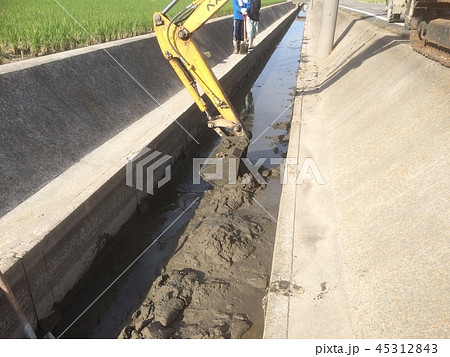 溝の泥上げ作業、大雨により堆積した土を取り除く 溝の泥上げ作業、大雨により堆積した土を取り除く 45312843