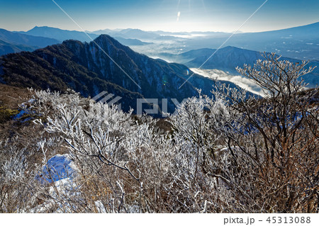 樹氷の御坂山地・鬼ヶ岳から見る十二ヶ岳と河口湖 45313088