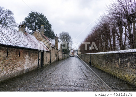 Bruges alley view with snow Bruges alley view with snow 45313279