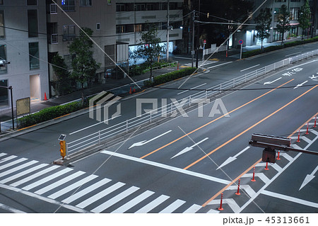 深夜の道路交差点 45313661
