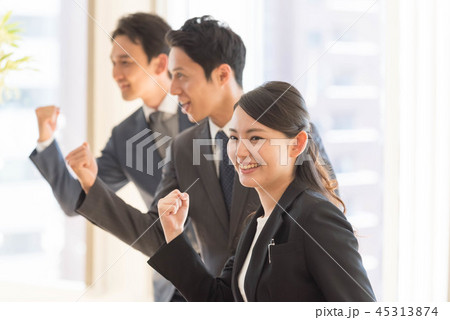 ビジネス　やる気　チーム　3人 45313874