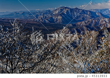 御坂山地・鬼ヶ岳山頂の樹氷と本栖湖・毛無山方面の展望 45313933