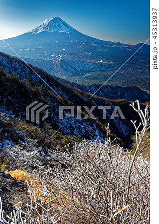 御坂山地・鬼ヶ岳稜線の樹氷と富士山 御坂山地・鬼ヶ岳稜線の樹氷と富士山 45313937