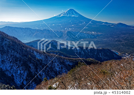 御坂山地・鬼ヶ岳・鍵掛峠間から見る富士山 45314002