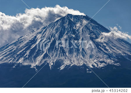 御坂山地・王岳から見る雲たなびく富士山 45314202