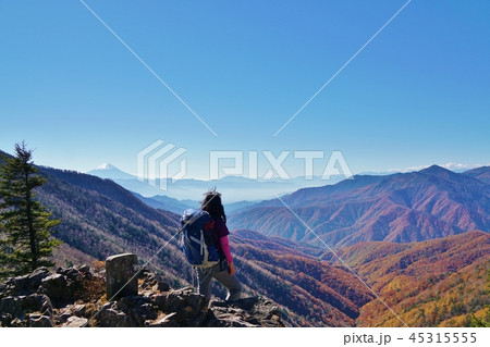 雁坂嶺からの眺めと登山者 雁坂嶺からの眺めと登山者 45315555