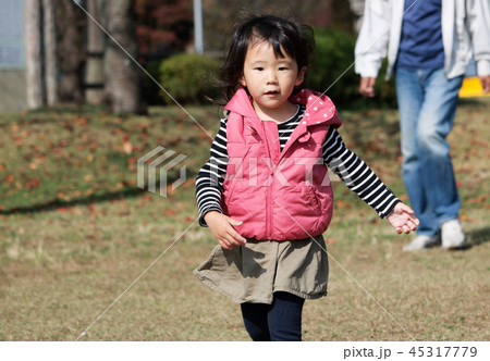 公園で駆ける女の子の写真素材