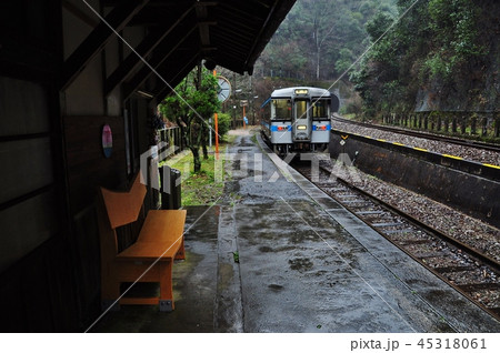 坪尻駅に停車中の土讃線普通列車（1000形） 45318061