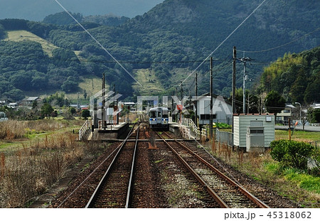 斗賀野駅に停車中の土讃線普通列車（1000形） 45318062