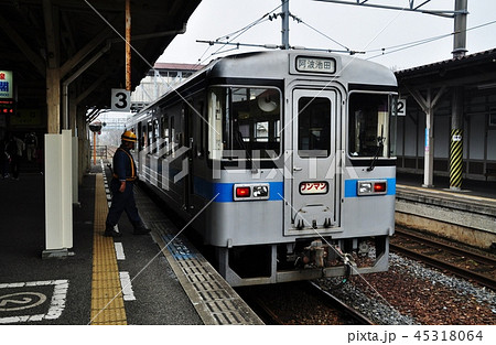 多度津駅に停車中の土讃線普通列車（1000形） 45318064