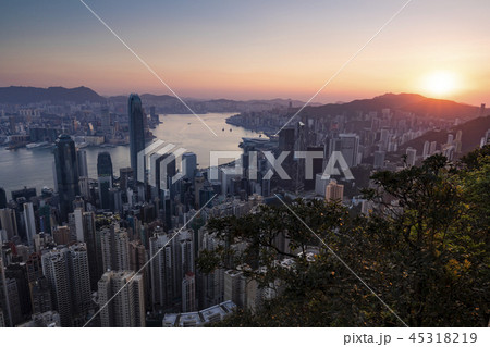 香港の朝　朝日　ビクトリアピーク 45318219