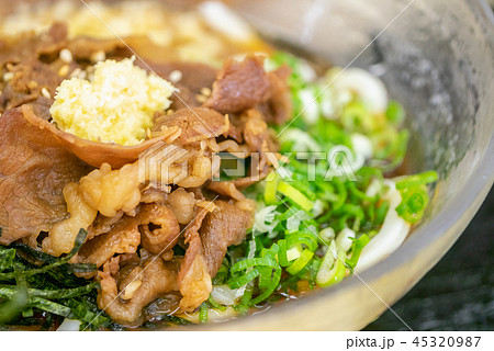 冷やし肉ぶっかけうどん・讃岐風 45320987