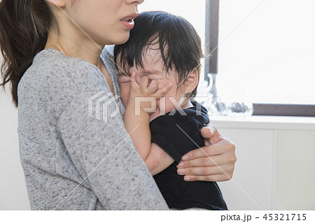 ぐずる一歳児 45321715