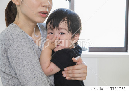 ぐずる一歳児 ぐずる一歳児 45321722