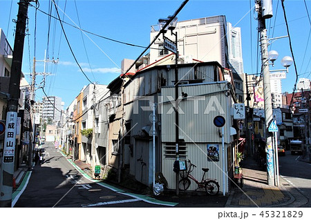 昼下がりの野毛 45321829