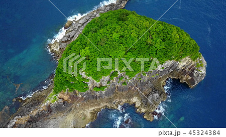 青い海に浮かぶ島 青い海に浮かぶ島 45324384
