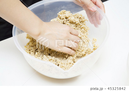 手作り味噌の仕込み 45325842