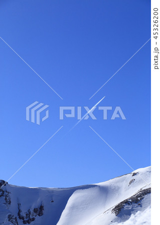 冬の熊穴沢避難小屋付近から俎嵓 まないたぐら 方面を見るの写真素材