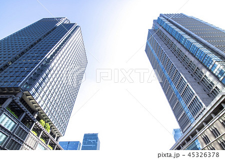 高層ビルを見上げるオフィス街の風景 45326378