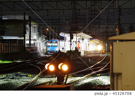 夜の西武多摩川線白糸台駅 45326708