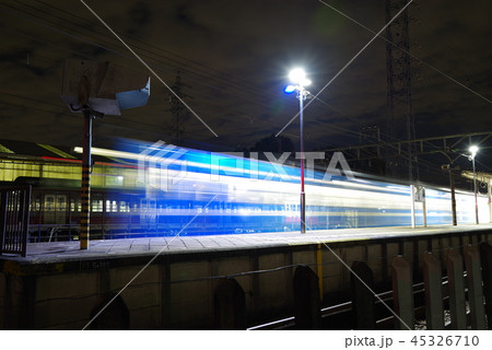 夜の西武多摩川線白糸台駅 夜の西武多摩川線白糸台駅 45326710