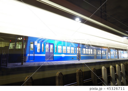 夜の西武多摩川線白糸台駅 夜の西武多摩川線白糸台駅 45326711