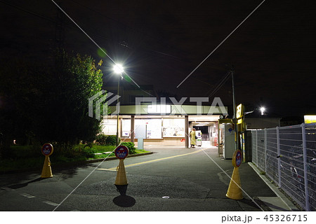 夜の西武多摩川線白糸台駅 45326715