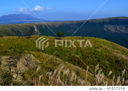 秋の阿蘇　外輪山の景観 45327359