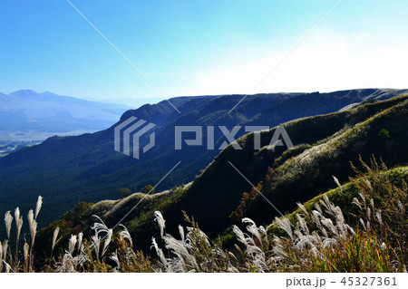 秋の阿蘇　外輪山の景観 45327361