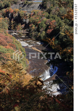 第１観瀑台から見下ろす吹割の滝（秋） 45328597