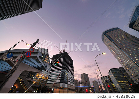 日本の東京都市景観　豊洲駅など、街並みを望む 45328628