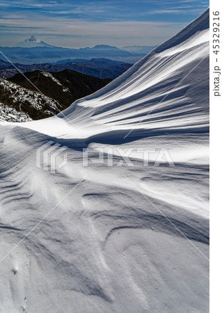 金峰山稜線のシュカブラと富士山の眺め 45329216