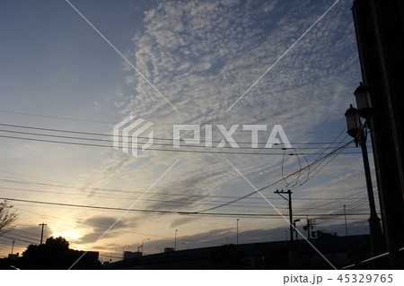うろこ雲と夕焼け うろこ雲と夕焼け 45329765