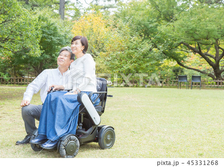 シニア夫婦介護 最新電動車椅子  45331268
