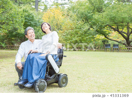シニア夫婦介護 最新電動車椅子 シニア夫婦介護 最新電動車椅子 45331369