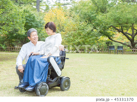 シニア夫婦介護 最新電動車椅子 シニア夫婦介護 最新電動車椅子 45331370