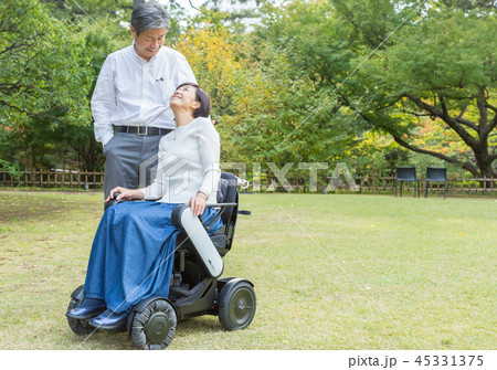 シニア夫婦介護 最新電動車椅子 シニア夫婦介護 最新電動車椅子 45331375