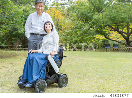 シニア夫婦介護 最新電動車椅子 シニア夫婦介護 最新電動車椅子 45331377