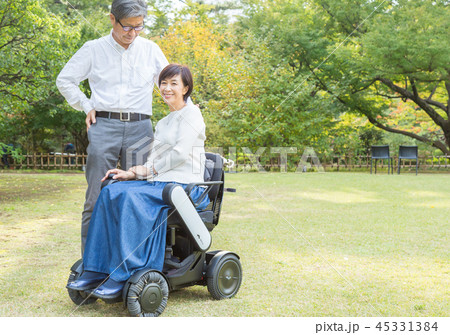 シニア夫婦介護 最新電動車椅子  45331384