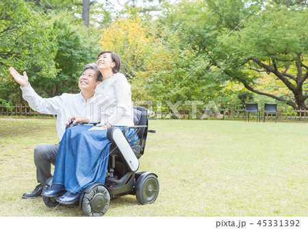 シニア夫婦介護 最新電動車椅子 シニア夫婦介護 最新電動車椅子 45331392
