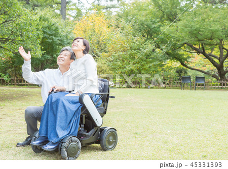 シニア夫婦介護 最新電動車椅子  45331393