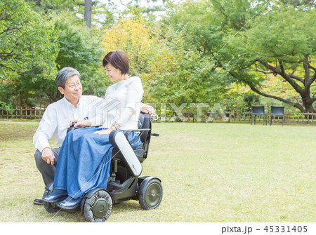 シニア夫婦介護 最新電動車椅子 シニア夫婦介護 最新電動車椅子 45331405