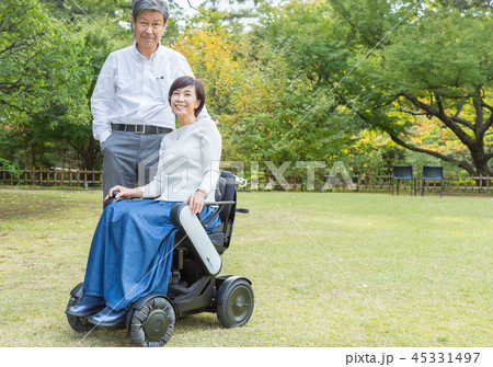 シニア夫婦介護 最新電動車椅子 シニア夫婦介護 最新電動車椅子 45331497